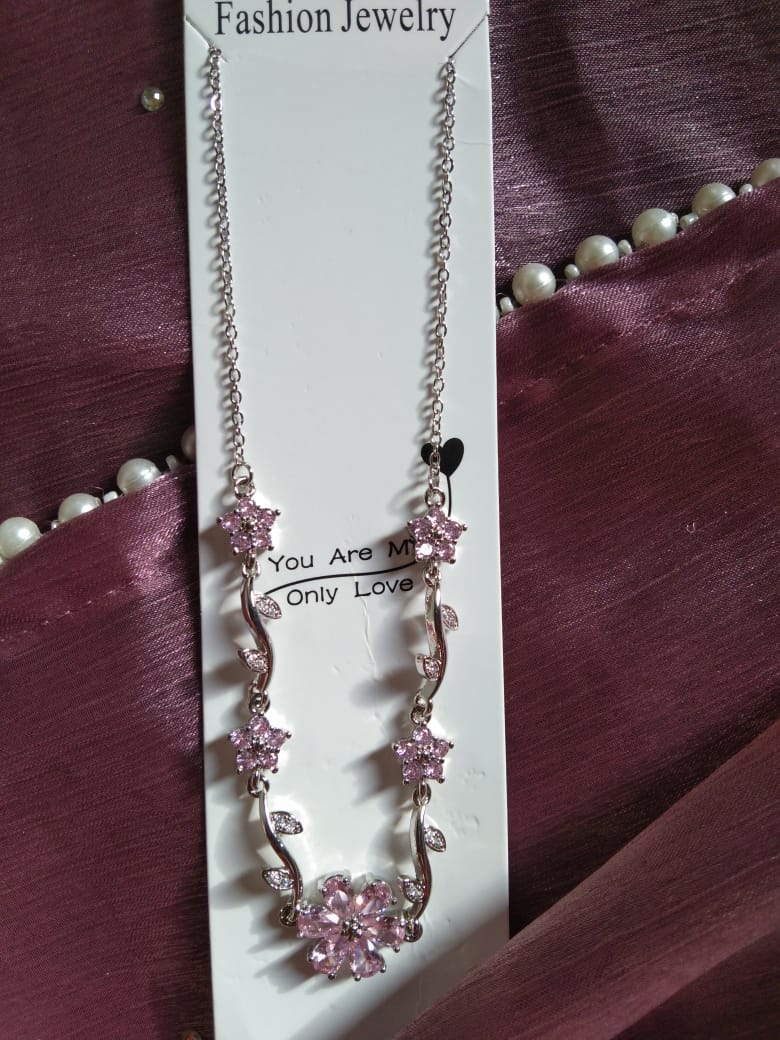 Floral Pendant Fashion Necklace