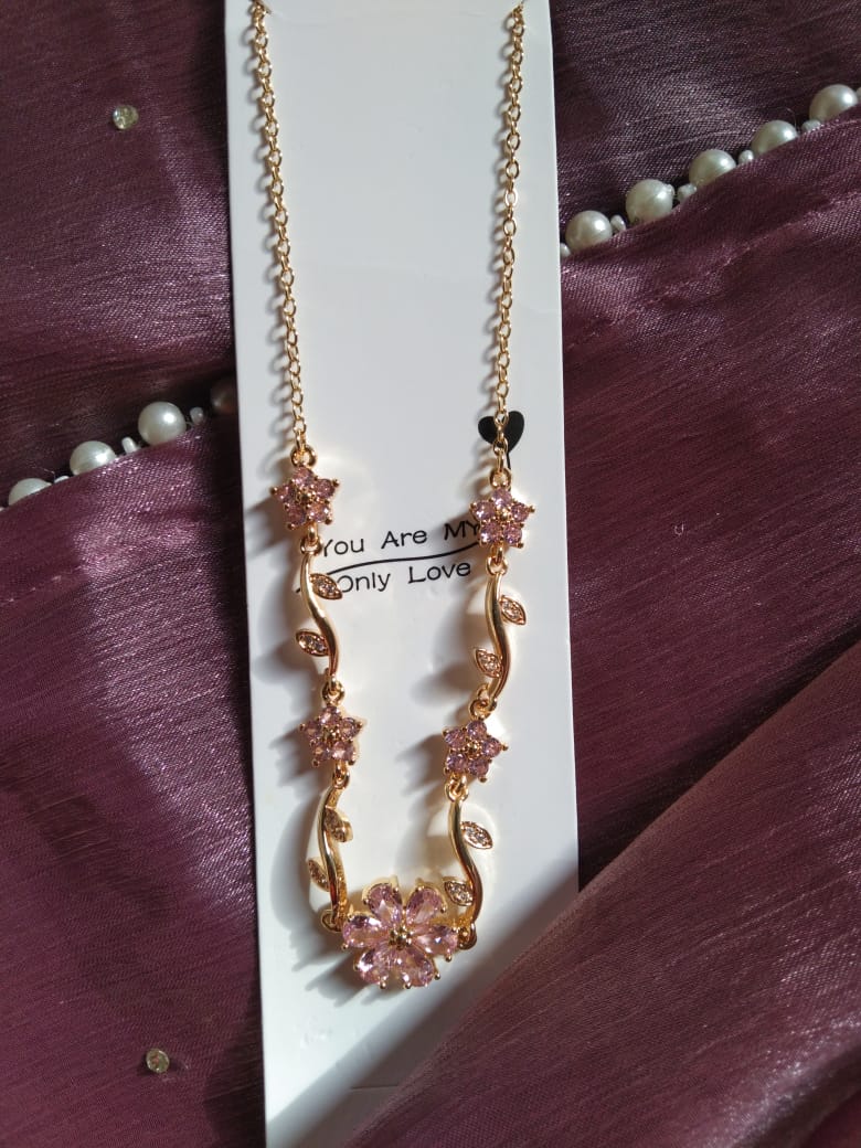 Floral Pendant Fashion Necklace