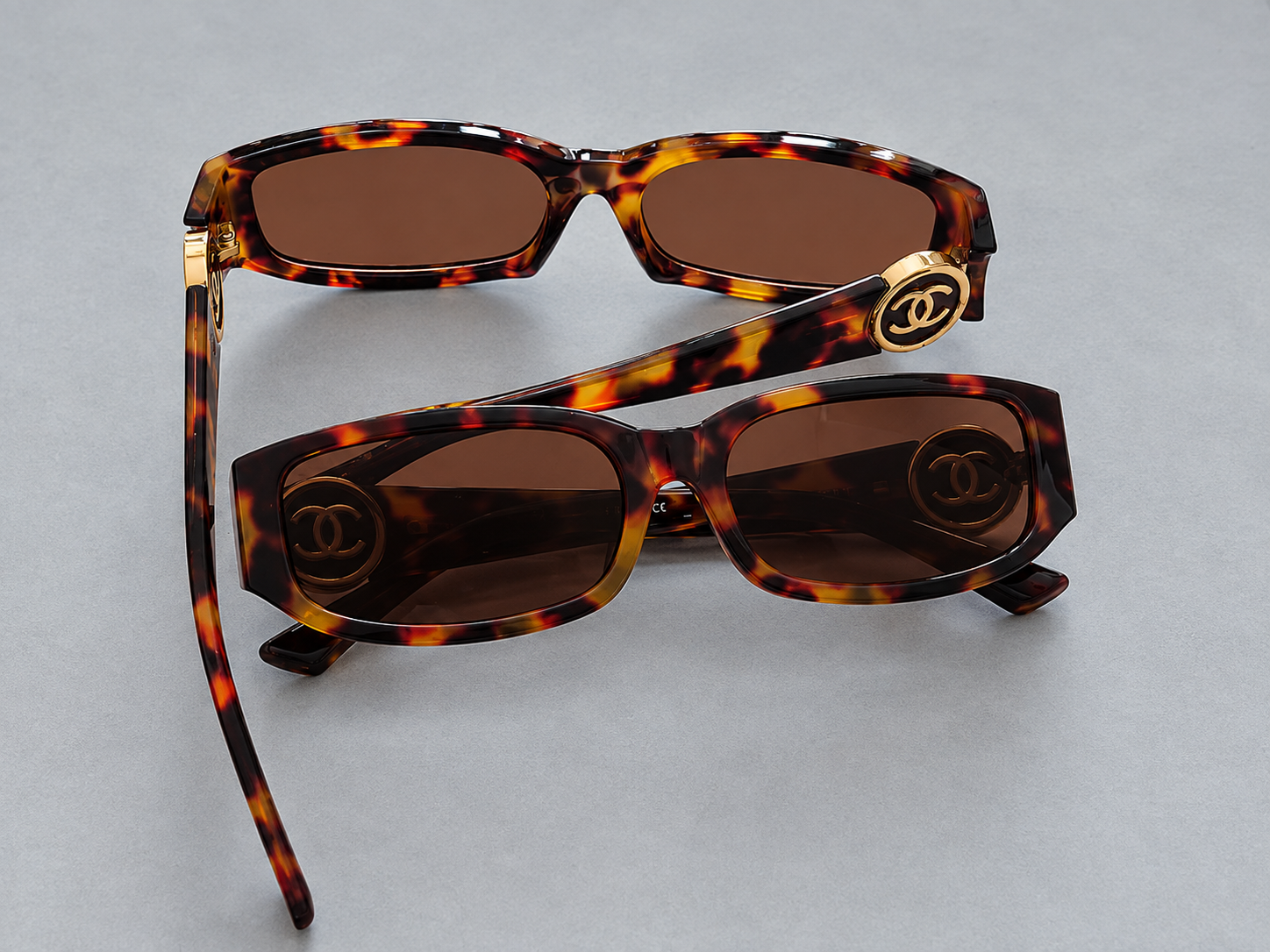 Ladies Luxury Tortoiseshell Square Frame Sunglass with Gold Logo